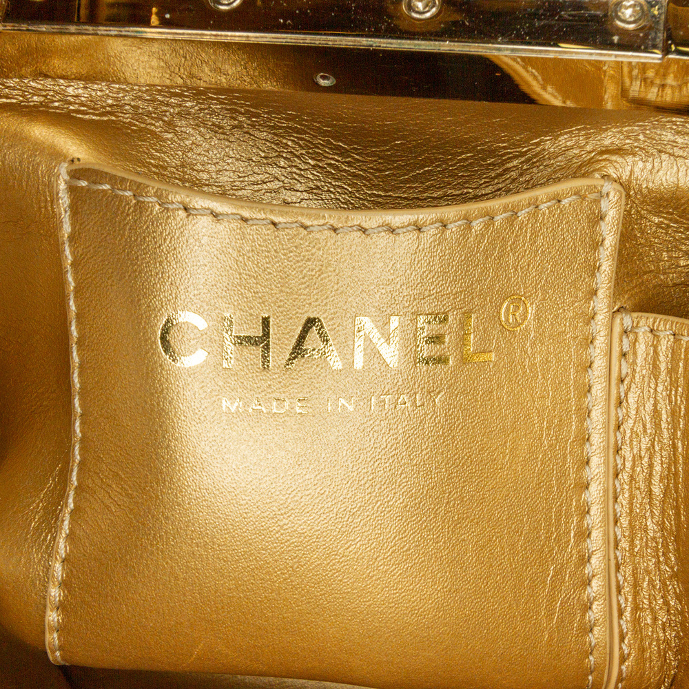 Pre-Loved Chanel Quilted Patent Logo Chain Vanity Case - Picture 5 of 7